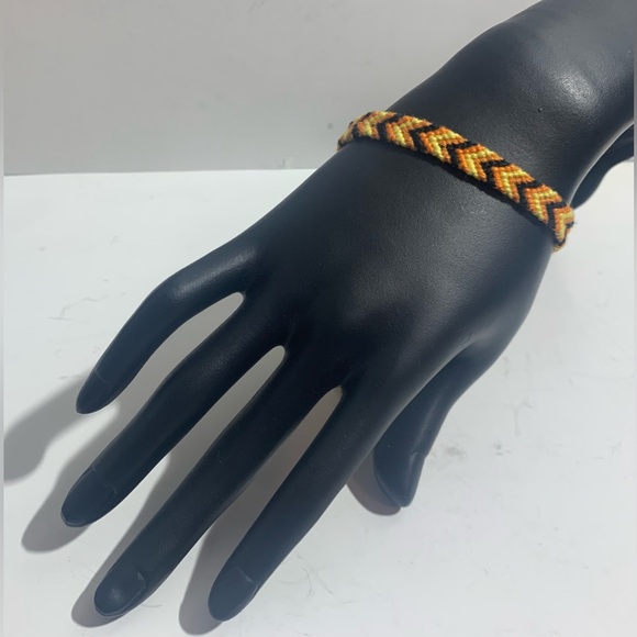 Hand crafted macrame bracelet - Picture 2 of 6